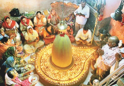 sawan ki fuharon ke saath aage badh rahe kanwadiye