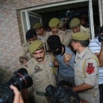 आतंकी को ले जाती पुलिस