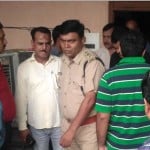 घटनास्थल पर जांच करते पुलिसकर्मी