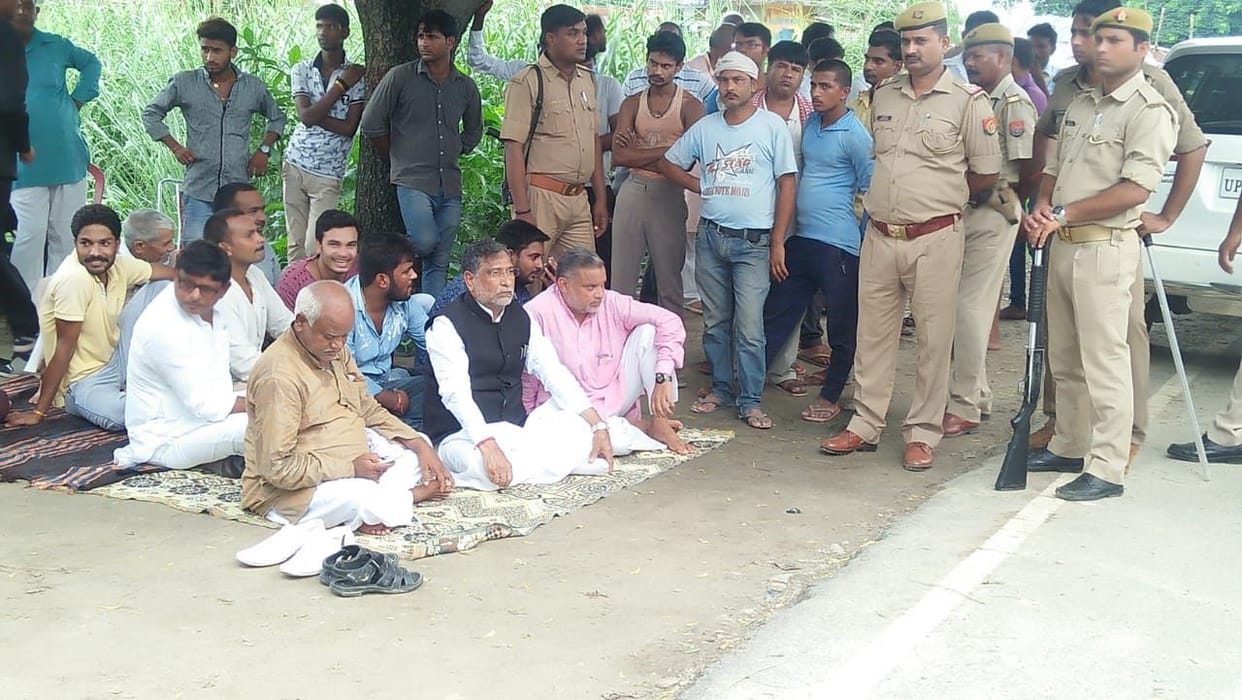 बलिया सीमा पर रोके गए रामगोविंद, दिया धरना