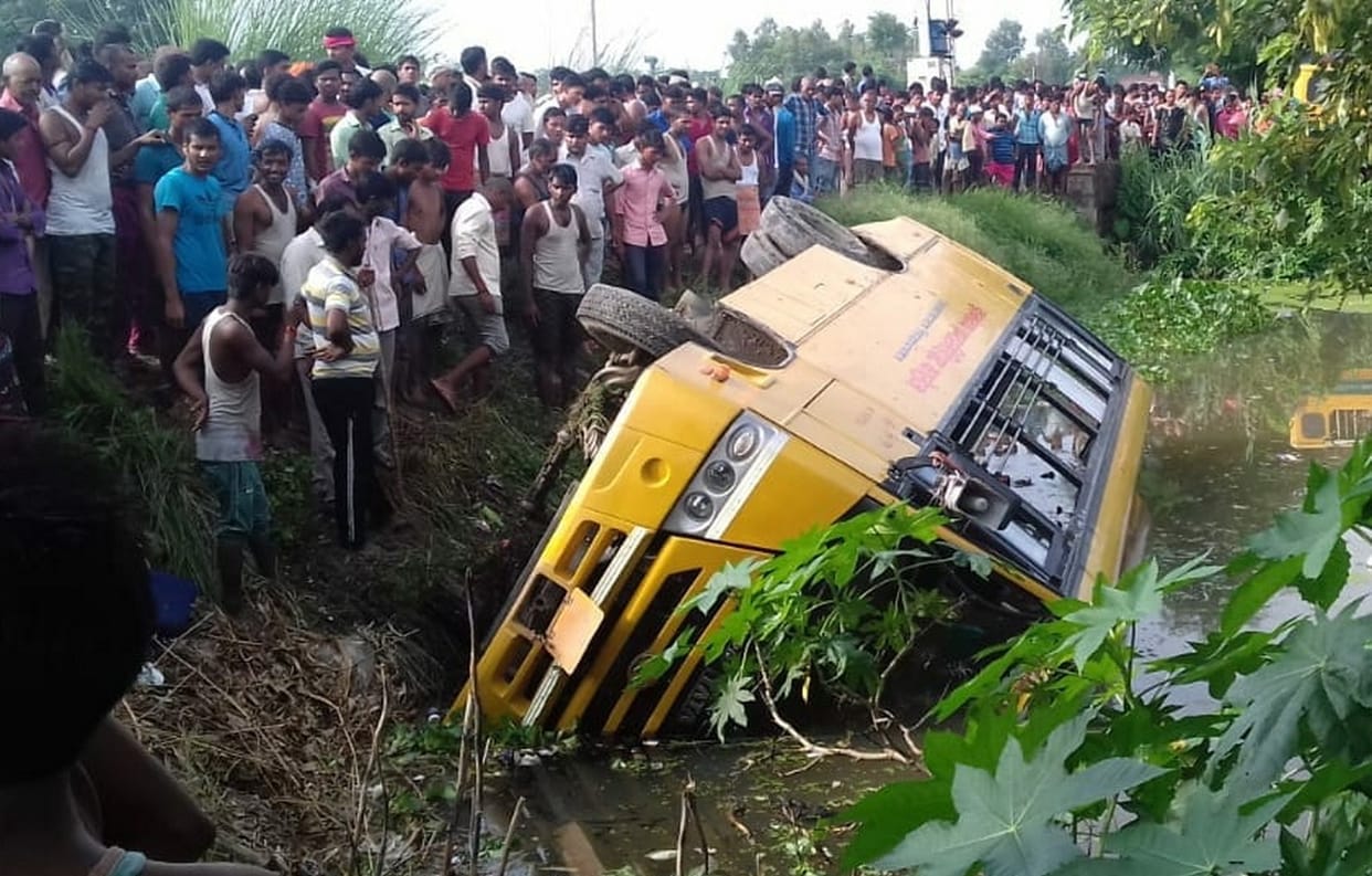 पोखरे में पलटी स्कूल की बस, 20 बच्चे घायल