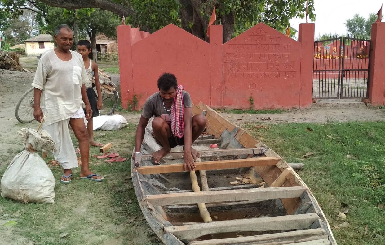 नावों की मरम्मत कराने लगे नाविक