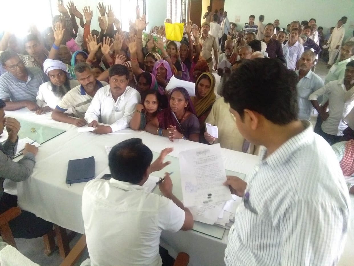ग्रामीणों ने कोटेदार के खिलाफ किया प्रदर्शन