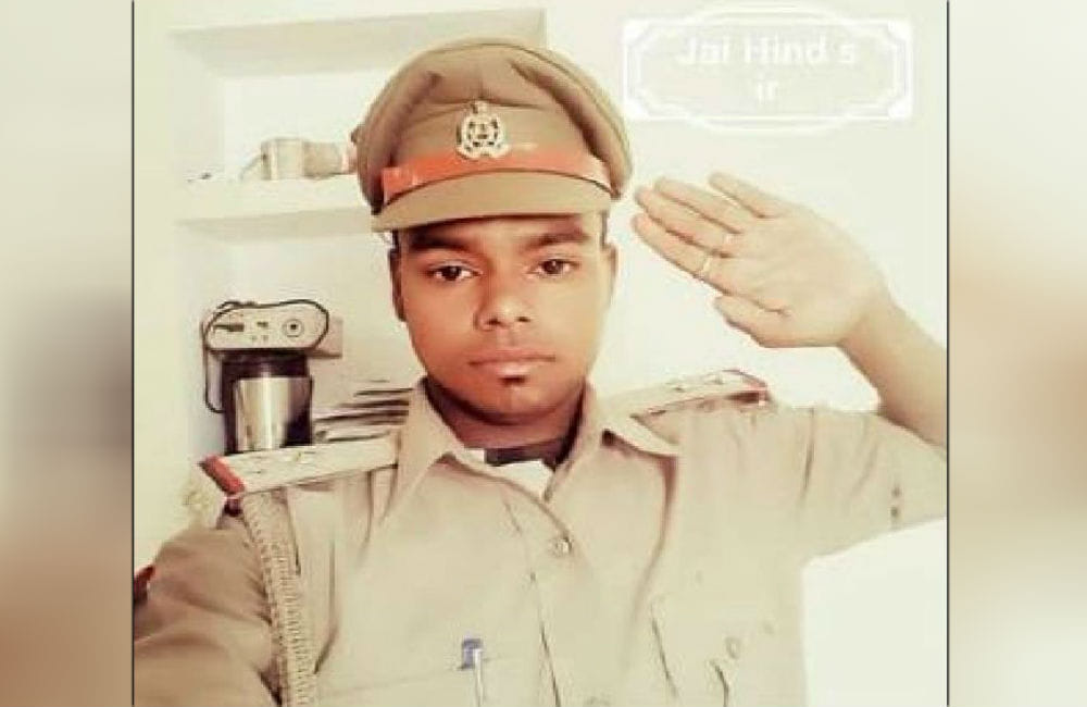 chaiwala photo in police dress goes viral on social media