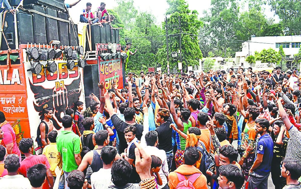 jhoomte gaate manjil par 