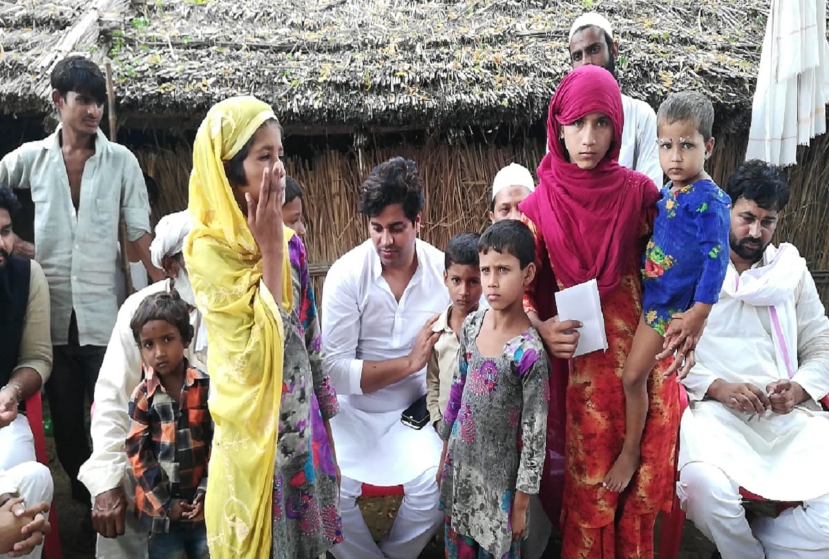 poet Imran Pratapgarhi given Education rupees of Rakabars children