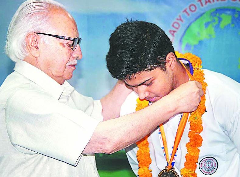अंतरराष्ट्रीय स्टूडेंट ओलंपिक में गोल्ड जीतने वाले शुभम सम्मानित