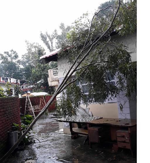 मूसलाधार बारिश से जलापूर्ति ठप, सड़कें धंसी