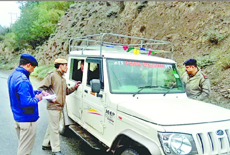 दर्शन के लिए मंदिर रहा बंद, श्रद्धालुओं ने मुख्य गेट से नवाया शीश