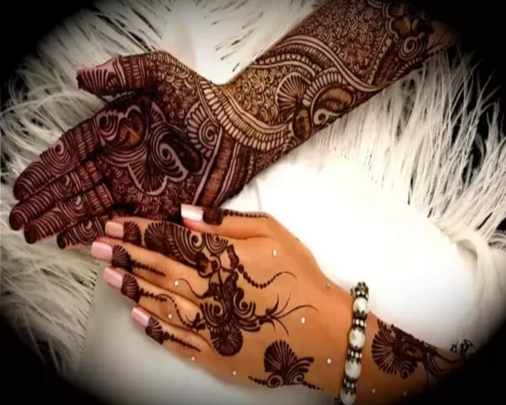 Sawan 2018: Know how you can cure your headache and stress by applying mehendi in Shravan Month 