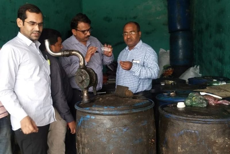 दुकान पर मिले मिलावटी तेल के ड्रम, सीज