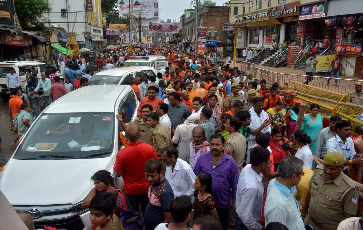 UP government education minister enter in no vehicle zone in varanasi