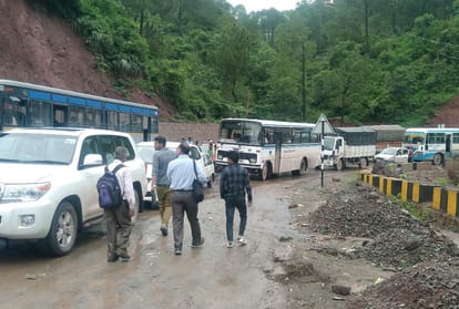 Shimla kalka highway traffic jam fir eight hours
