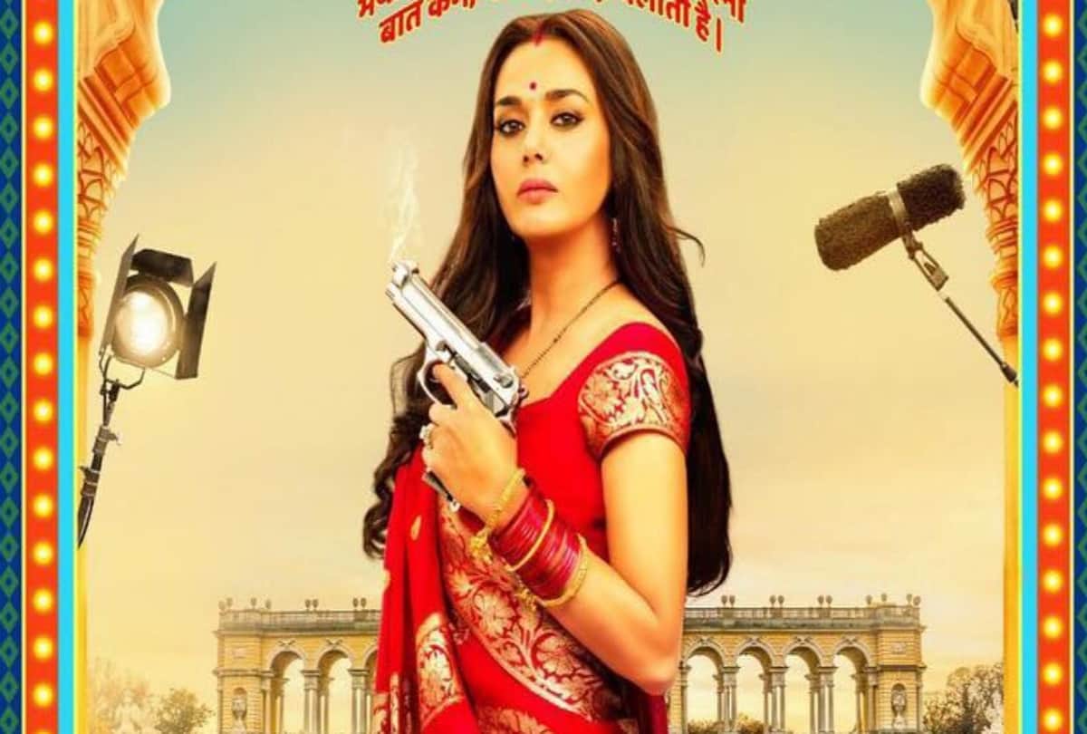Bollybood dimple girl preity zinta is crazy for chat of kashi