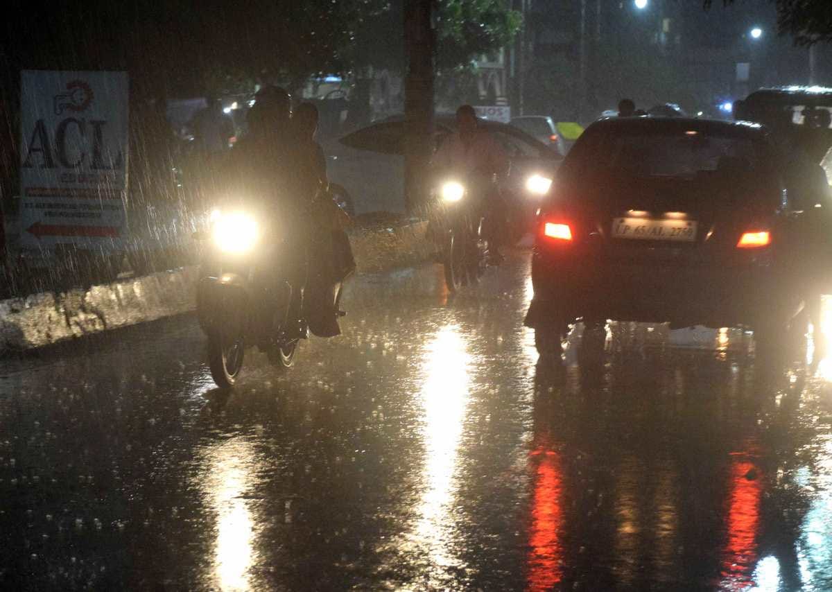 Heavy rain in varanasi people faces problem due to water logging