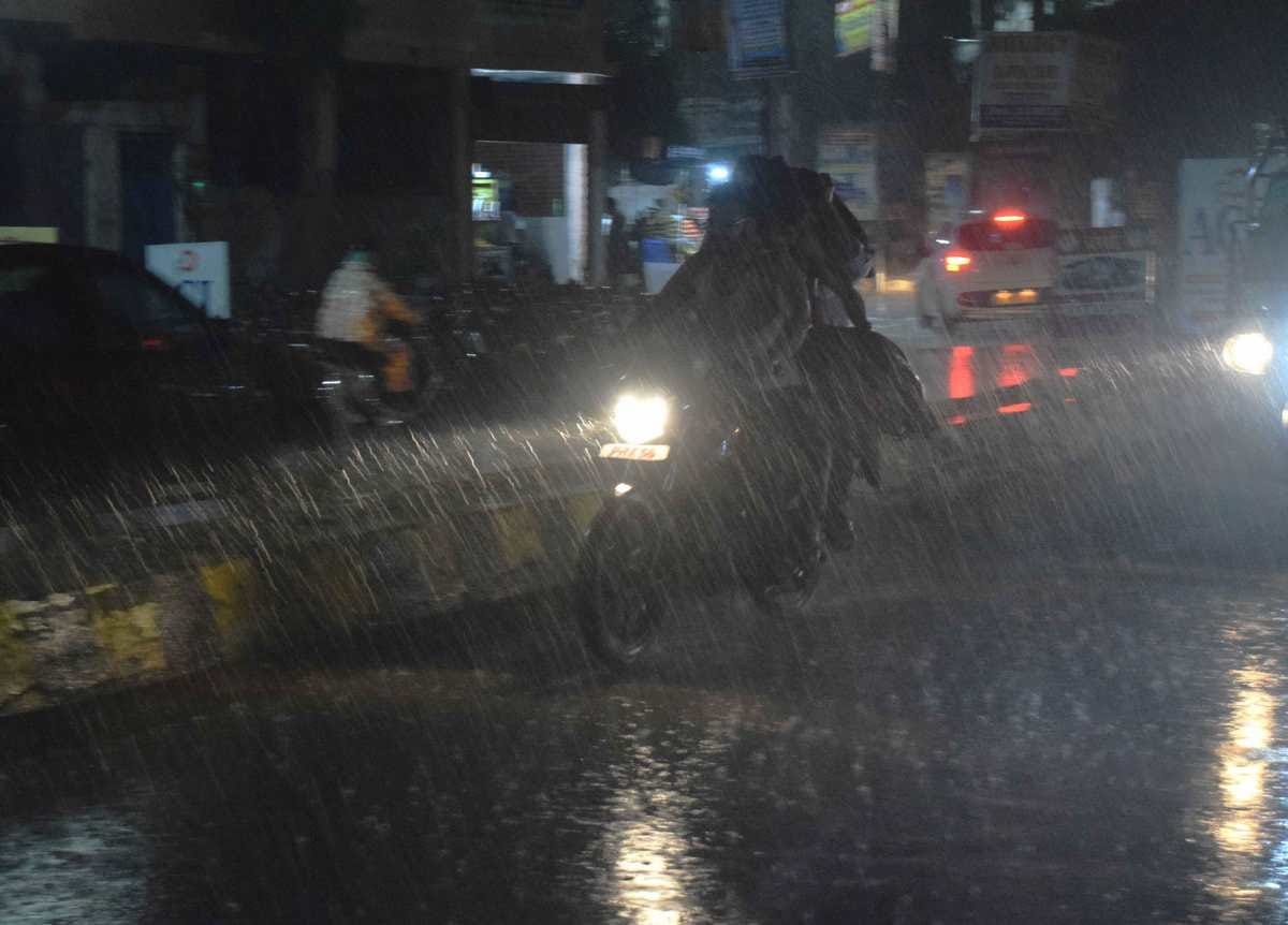 Heavy rain in varanasi people faces problem due to water logging