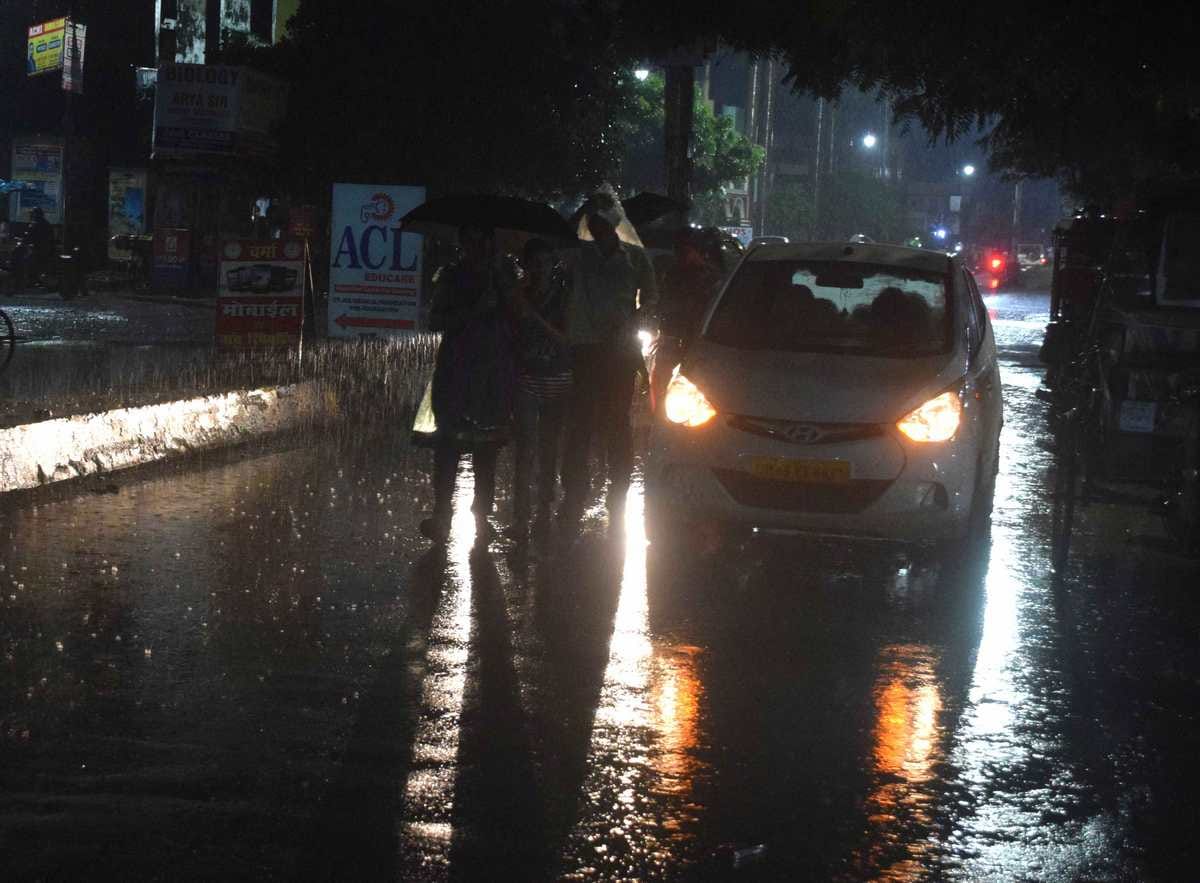 Heavy rain in varanasi people faces problem due to water logging