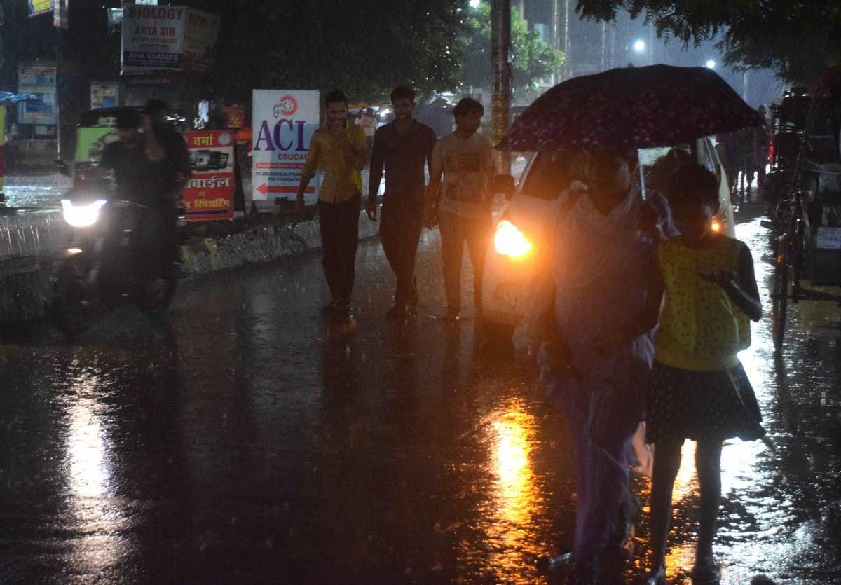 Heavy rain in varanasi people faces problem due to water logging
