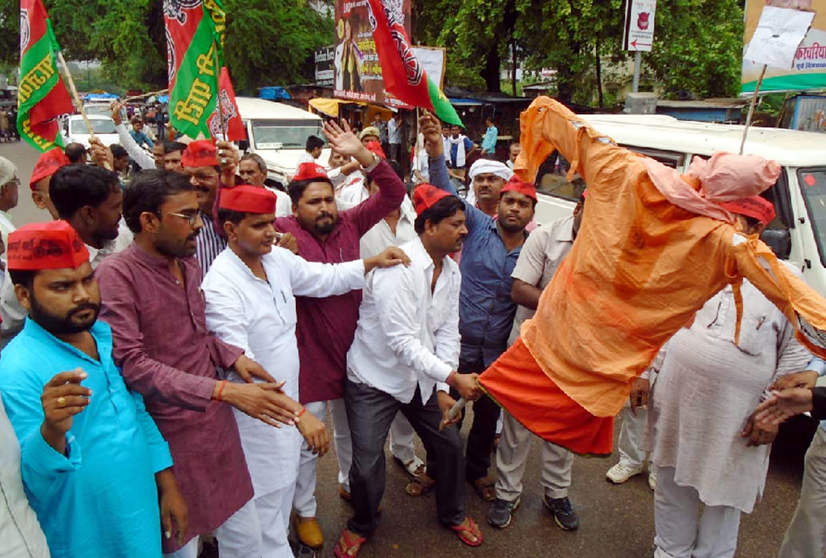 Samajwadi supporters protest against Bjp government