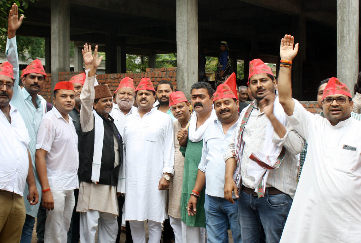 Samajwadi supporters protest against Bjp government