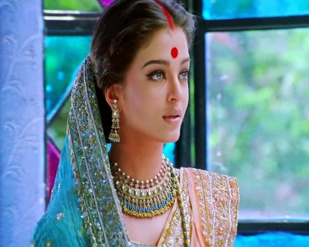 Know amazing reasons of putting vermilion mark or sindoor on forehead for married women
