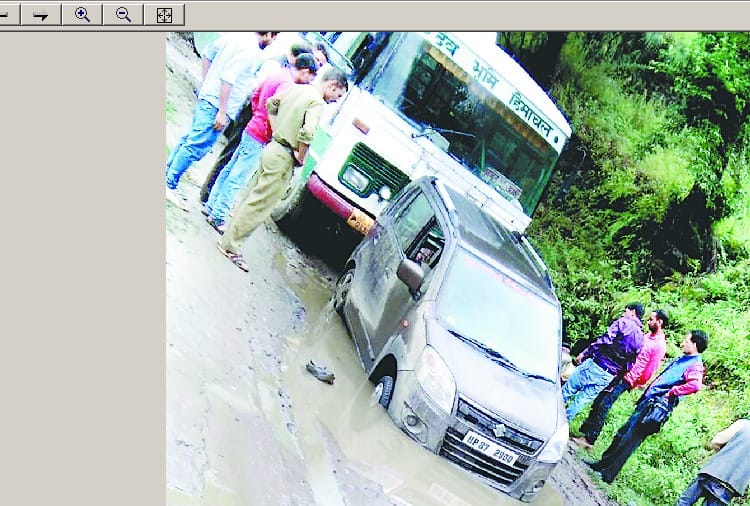 पुलगा में पैदल पुल बहा, कई गांव का संपर्क कटा