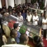 चेन्नई के राजाजी हॉल में अंतिम दर्शन के लिए रखा गया करुणानिधि का पार्थिव शरीर।