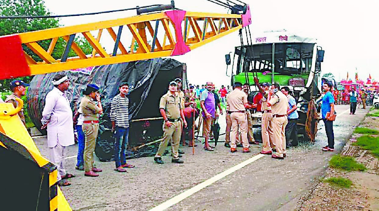  three kawadye injured, people  damaged the bus 