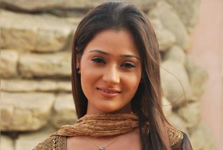 tv actress sara khan hospitalised in dubai