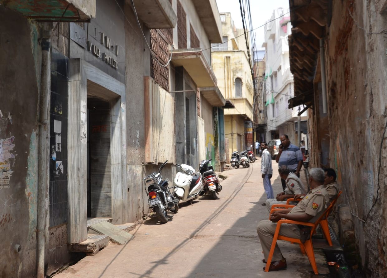 आयकर की टीम ने खंगाले आरएस बुलियन के सील लॉकर