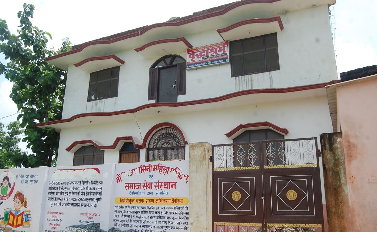 खाली कराया गया वृद्धाश्रम, कसया भेजे गए सभी वृद्ध