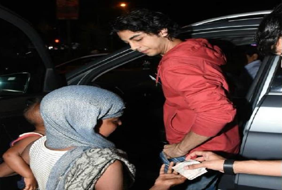aryan khan give money to beggar