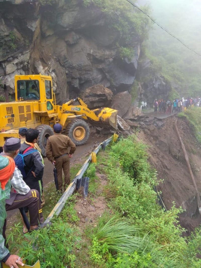 rock broken in badrinath highway at jogidhara