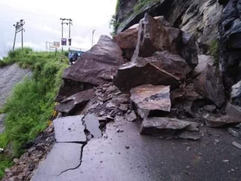 rock broken in badrinath highway at jogidhara