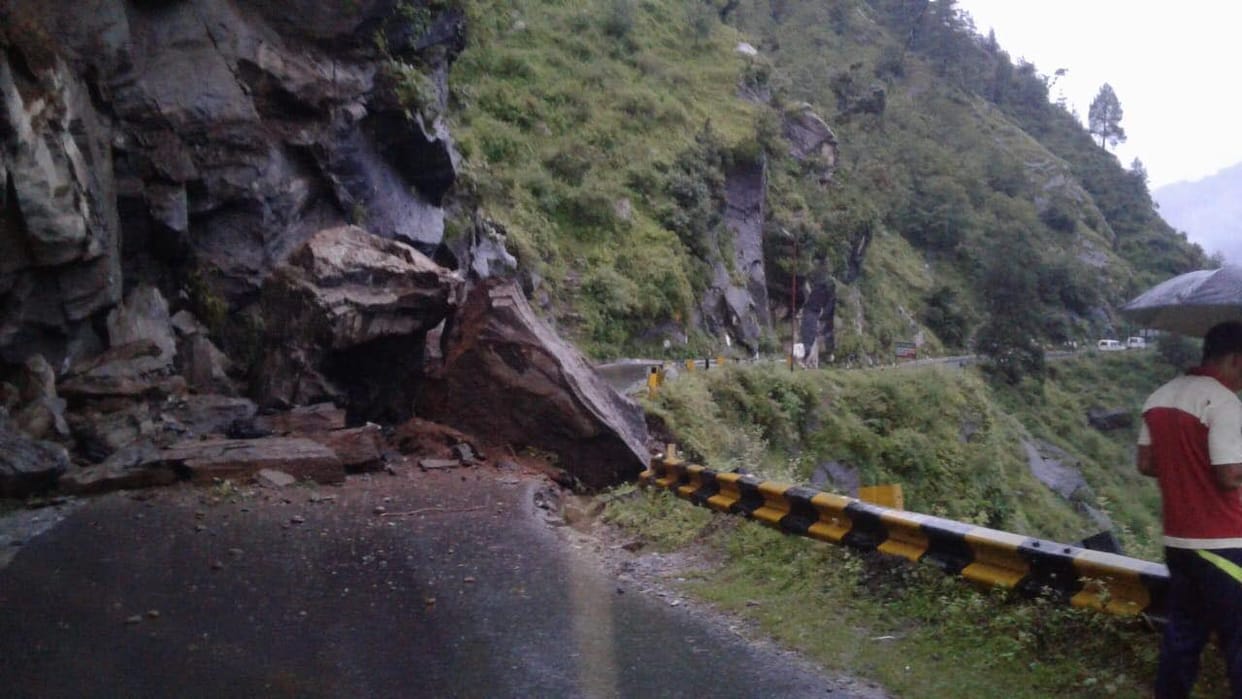 uttarakhand weather joshimath malari highway open, badrinath highway closed in lambagar