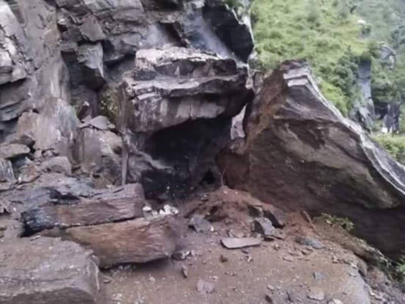 rock broken in badrinath highway at jogidhara