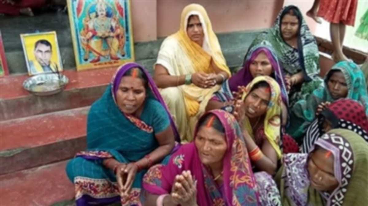  Om prakash rajbhar worshiped like god by their supporter
