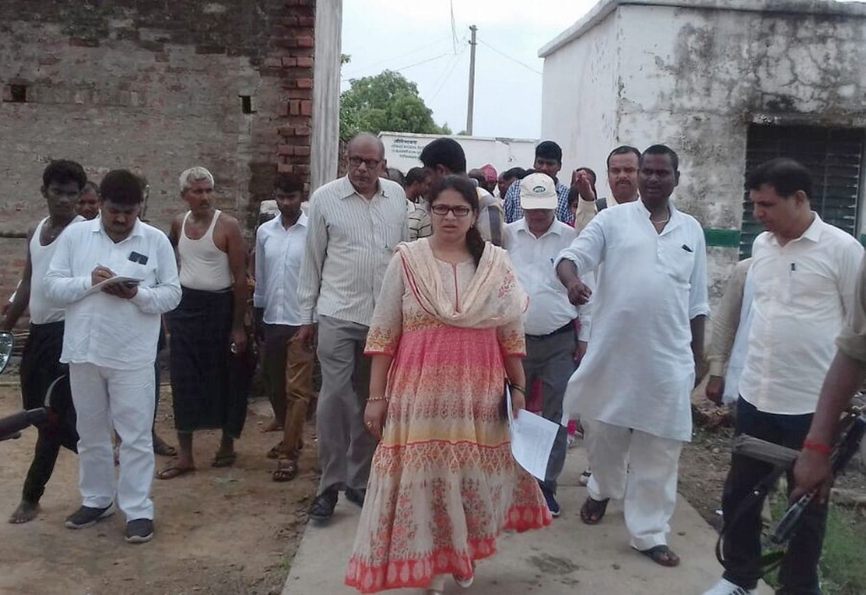 मानक के विपरीत आवास व शौचालय बनने पर जताई नाराजगी