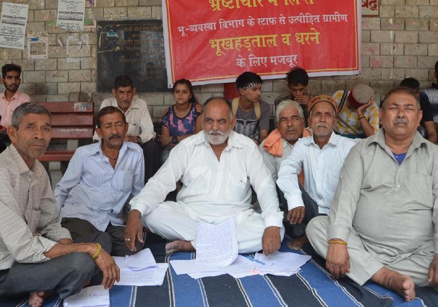 दड़ूही भूमि फर्जीवाड़ा ; 75 घंटों की भूख हड़ताल पर बैठे ग्रामीण