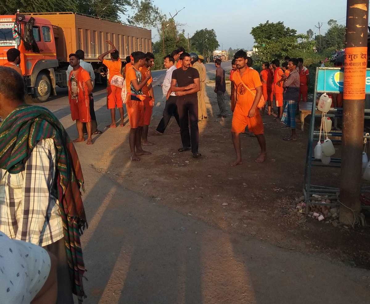kanwariya killed in road accident when magic hit them at jaunpur