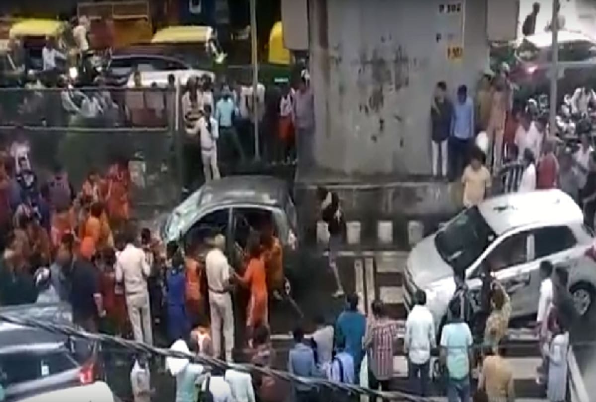 girl driving car suddenly touch kanwar devotees after claude Ruckus in delhi