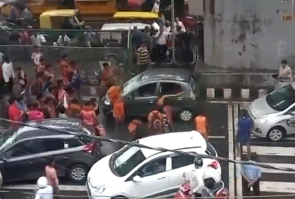 girl driving car suddenly touch kanwar devotees after claude Ruckus in delhi