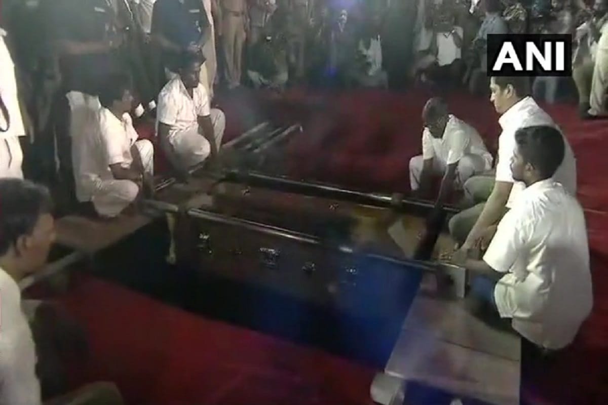 Live: madras high court issues verdict on burial of karunanidhi on marina beach hearing