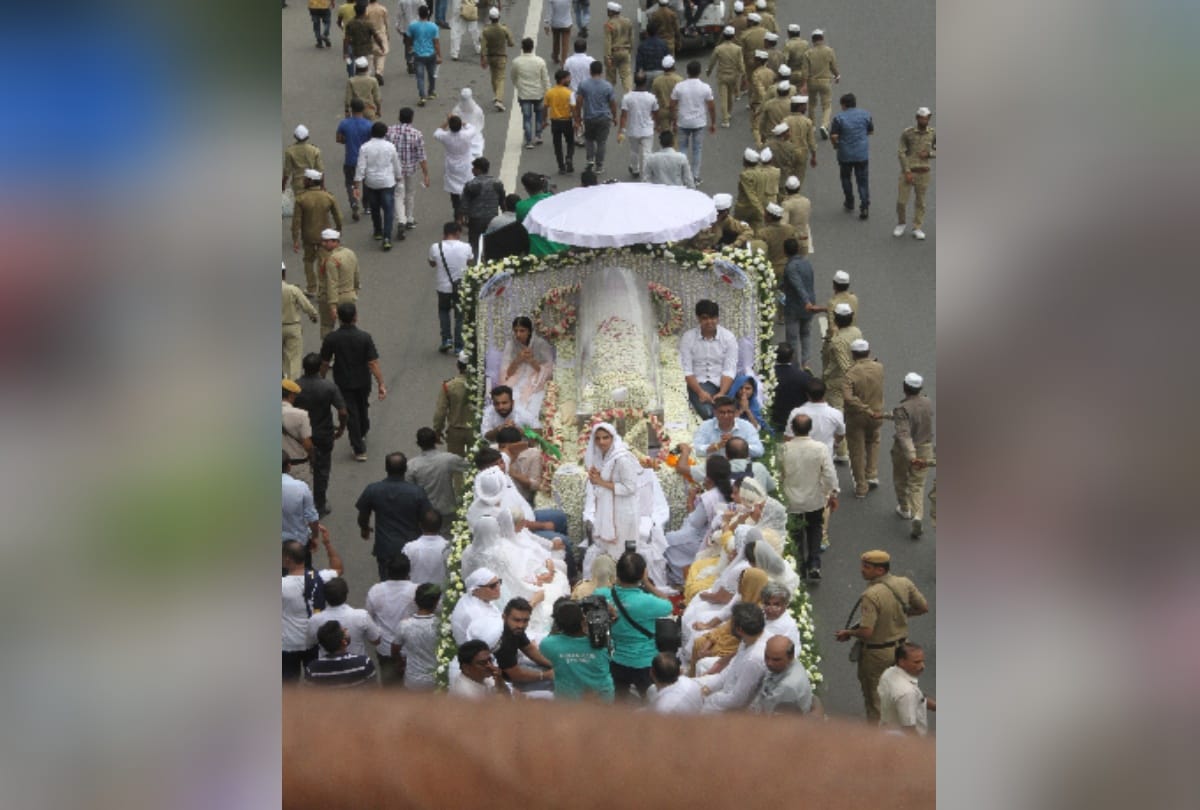 heavy crowd in delhi due to sant nirankari mission satguru mata savinder funeral