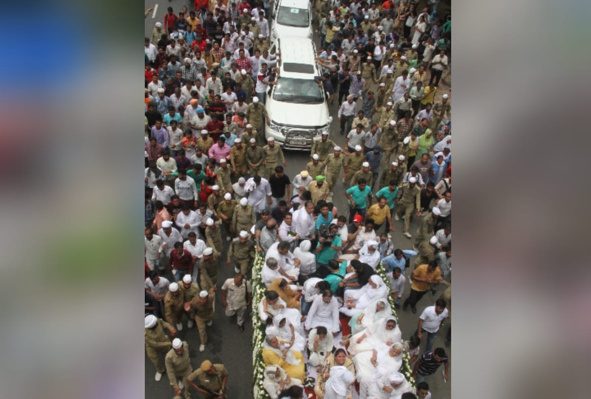 heavy crowd in delhi due to sant nirankari mission satguru mata savinder funeral