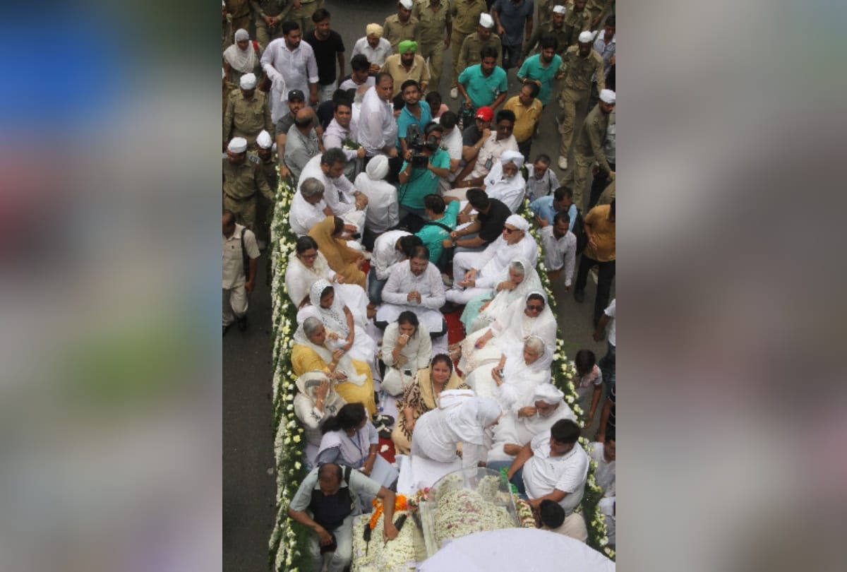 heavy crowd in delhi due to sant nirankari mission satguru mata savinder funeral