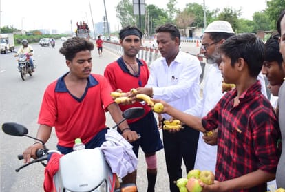 Muslim man welcome Shiva devotee in gurugram