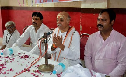 Former Vishwa Hindu Parishad  leader Pravin Togadia worship at vishwanath temple