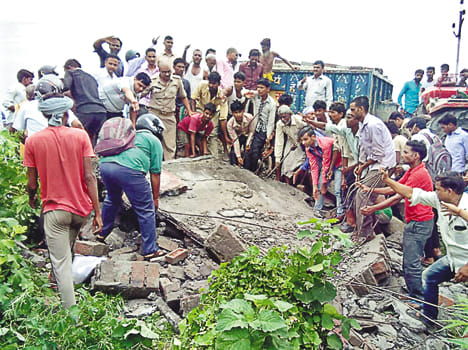 Passenger waiting room collapses by tractor collapse, death of elderly in farrukhabad