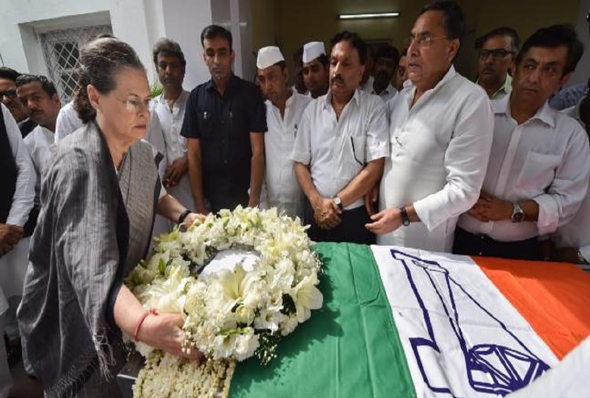 Congress chair person Sonia Gandhi pays tribute to RK Dhawan